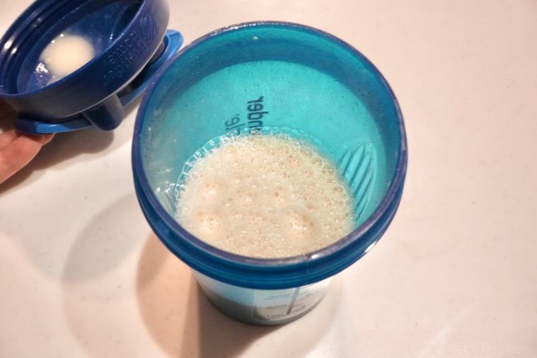 たこ焼き生地を混ぜた青いプロテインシェイカー