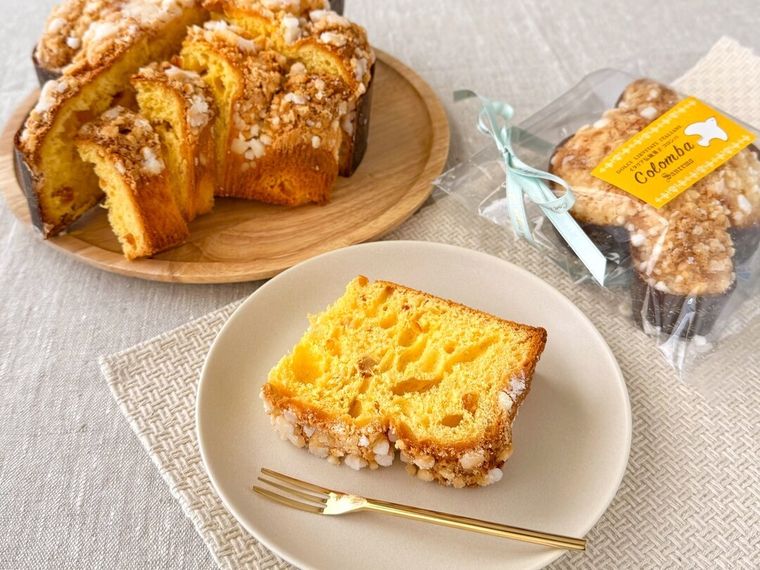 白皿に盛り付けられた「コロンバ」とパッケージが並んでいる様子