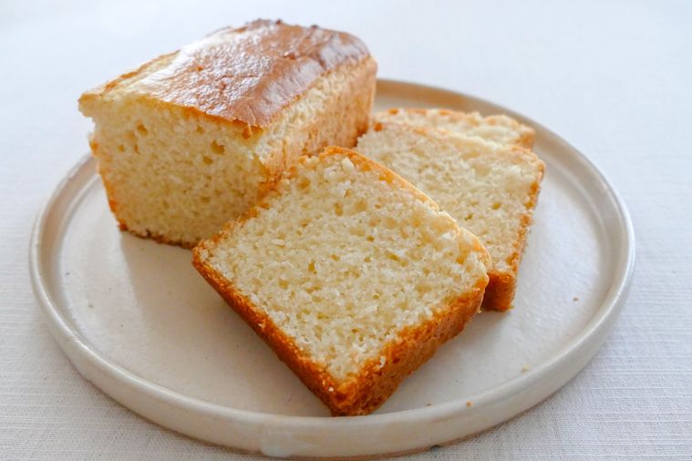 卵なしパウンドケーキを切って白い皿に盛り付けた様子