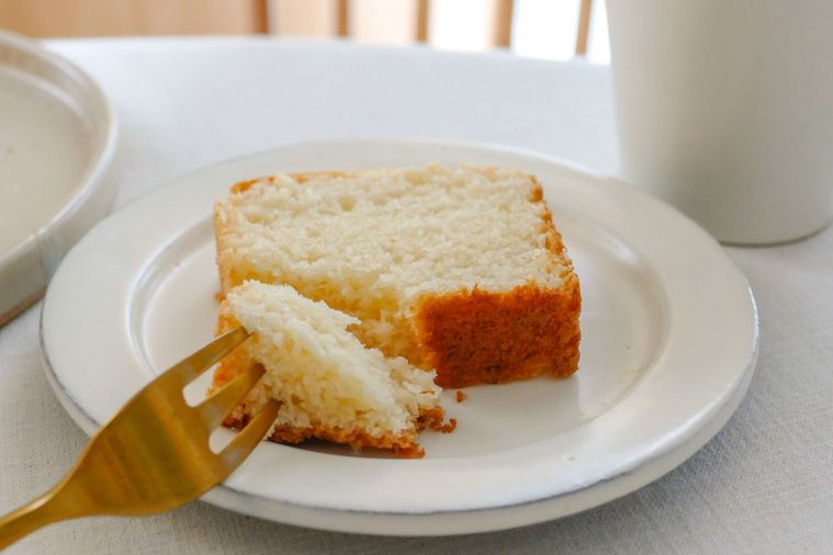卵なしパウンドケーキをひと切れ皿に取り分けてフォークで食べる様子
