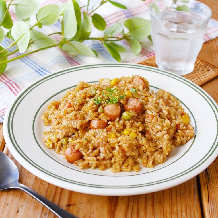 カレーピラフを盛り付けた皿がある食卓