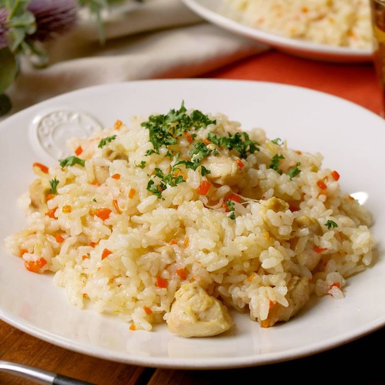 ピラフを盛り付けた白い皿