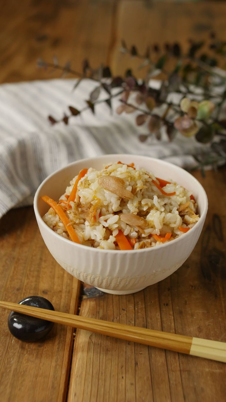 ツナごはんが盛られている白い器