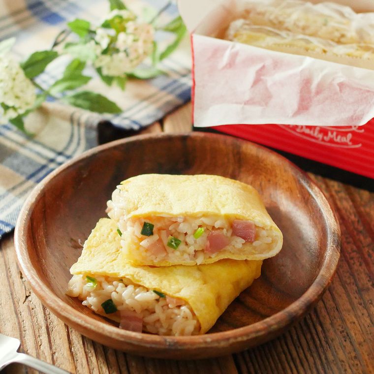 薄焼き卵に包まれているバターしょうゆごはん