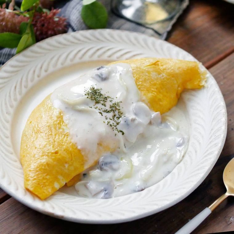 ホワイトソースがかかっているオムライス