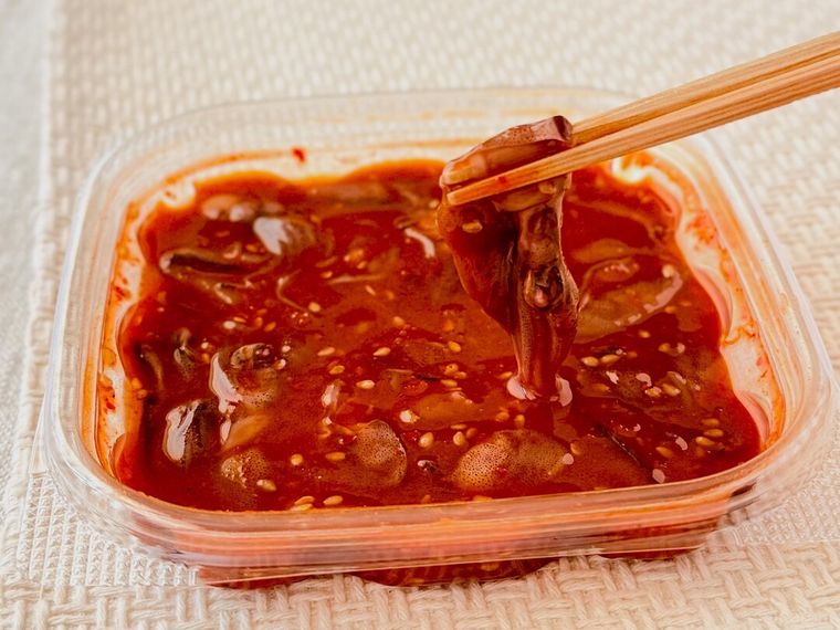 成城石井 ほたるいかキムチを箸で持っている様子