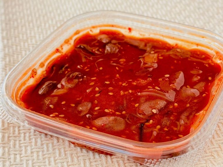 透明ケースに入った成城石井 ほたるいかキムチ 120g