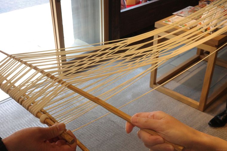 うどんを割いている