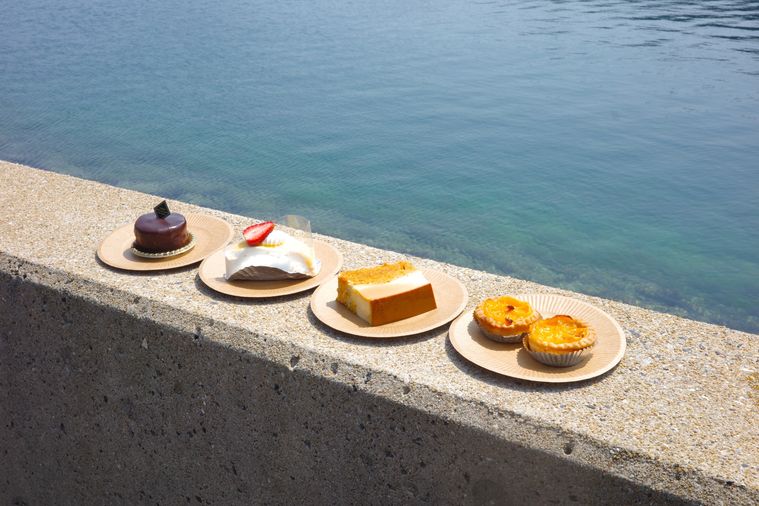 海のそばにケーキが並んでいる