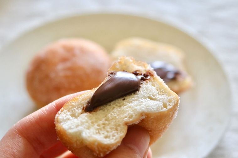 ドーナツからクリームが出ている