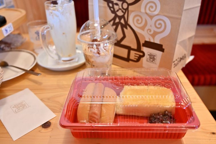 コメダの持ち帰り容器に食べきれなかったものをつめた