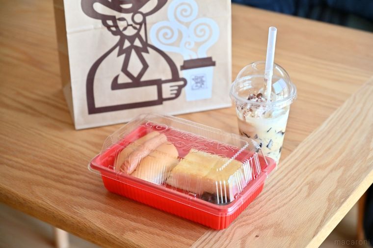 木のテーブルにコメダから持ち帰った料理とドリンクを並べた