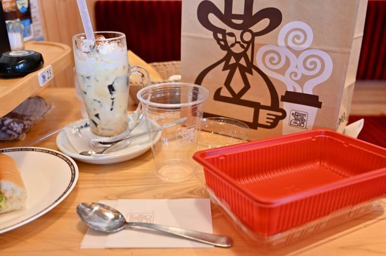 コメダで提供してもらえる持ち帰り用の容器と紙袋