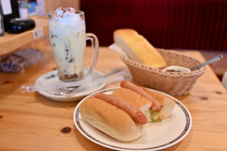 テーブルに並んだ複数の料理とドリンク