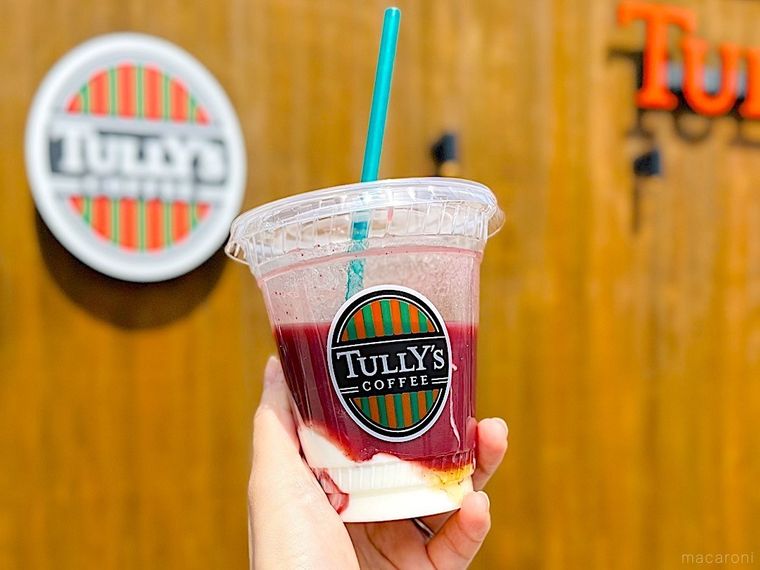 タリーズコーヒーのヨーグルトアサイーを手に持っているところ