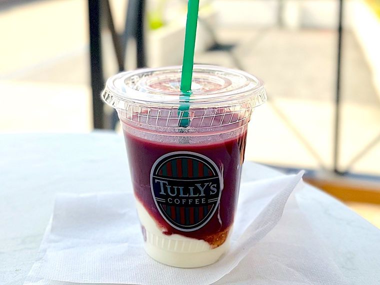 タリーズコーヒーのヨーグルトアサイーにストローを挿してテラス席に置いたところ