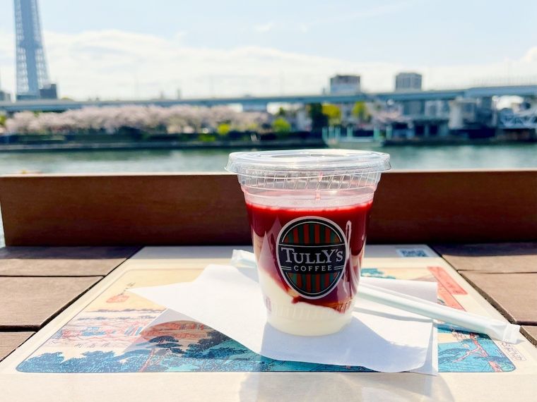 タリーズコーヒーのヨーグルトアサイーとストローをテラス席のテーブルに置いたところ