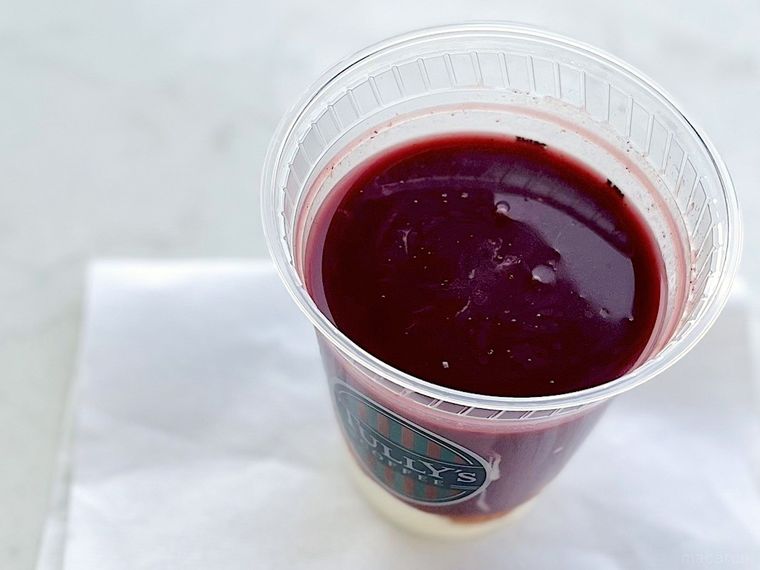 タリーズコーヒーのヨーグルトアサイーの容器の蓋を取って上から見たところ