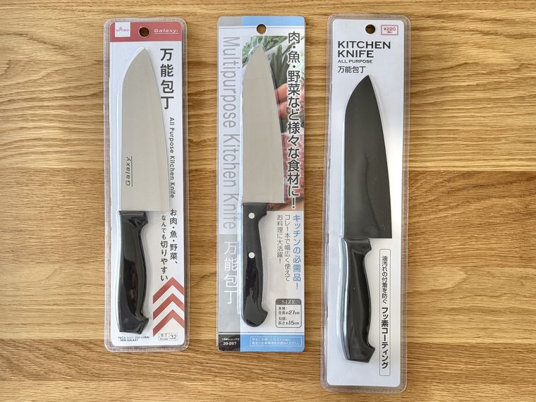 テーブルに並ぶダイソー、セリア、キャンドゥの包丁