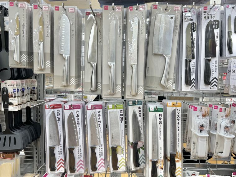 ダイソー店内の包丁売り場
