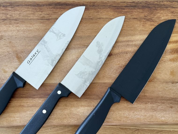 使用後のダイソー、セリア、キャンドゥの包丁を並べた様子