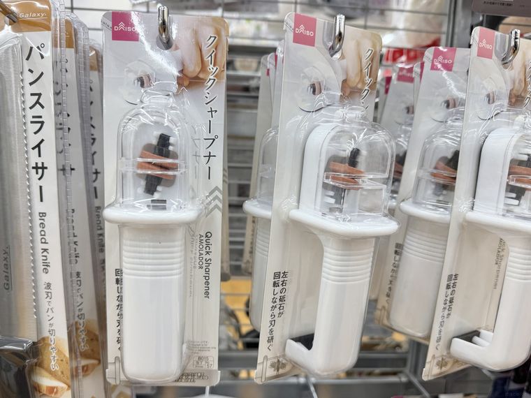 ダイソー店内のクイックシャープナーが並ぶ様子