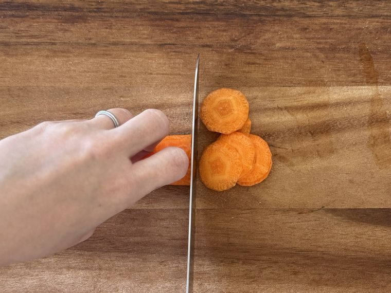 セリア万能包丁でにんじんを切っている様子