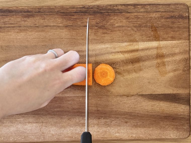 ダイソーニューギャラクシー万能包丁でにんじんを切っている様子