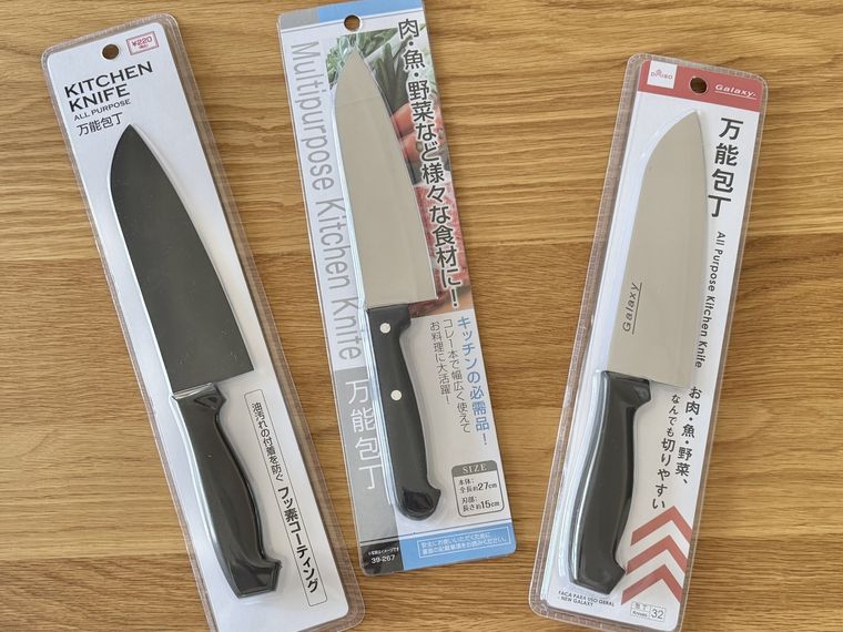 テーブルに並ぶ100均の包丁3種類