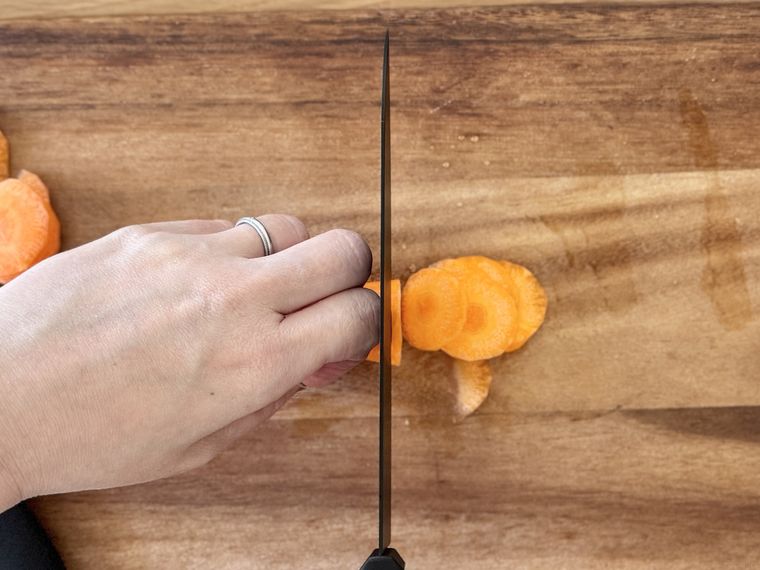 キャンドゥフッ素コーティング万能包丁でにんじんを切っている様子