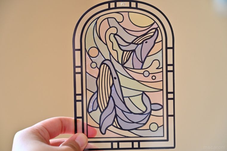 ステンドグラス風に仕上がったクジラのシールぬりえ