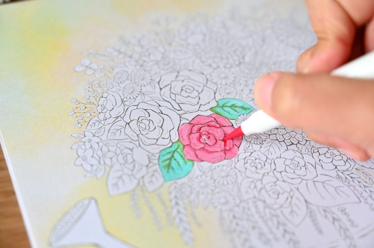 水性筆ペンで花を塗っている