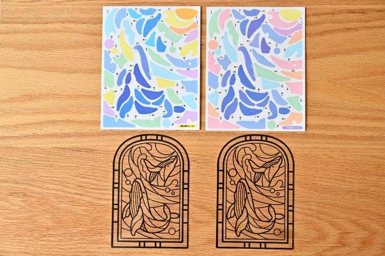 2枚の透明シートと、2枚のシール