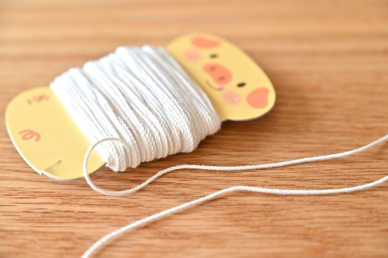 黄色い豚デザインの台紙に巻かれたタコ糸