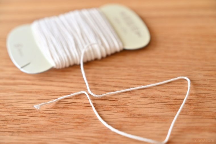 アイボリーカラーの台紙に巻かれたタコ糸