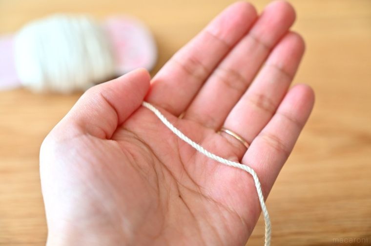 太めのタコ糸を1本だけ手のひらにのせている