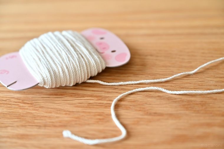 ピンクの豚デザインの台紙に巻かれたタコ糸