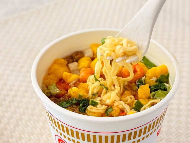「カップヌードル専用フォーク」で麺を持っている様子