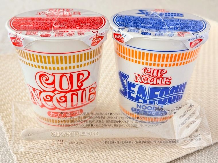 カップラーメンとカップヌードル専用フォークが並んでいる様子