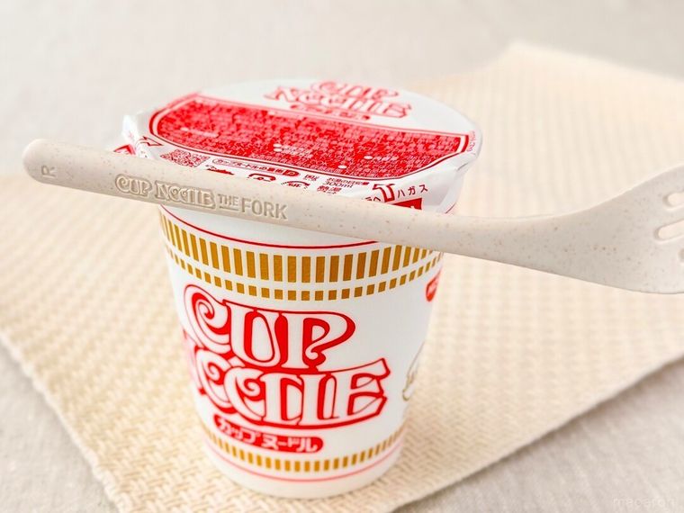 カップラーメンの蓋を留めている様子