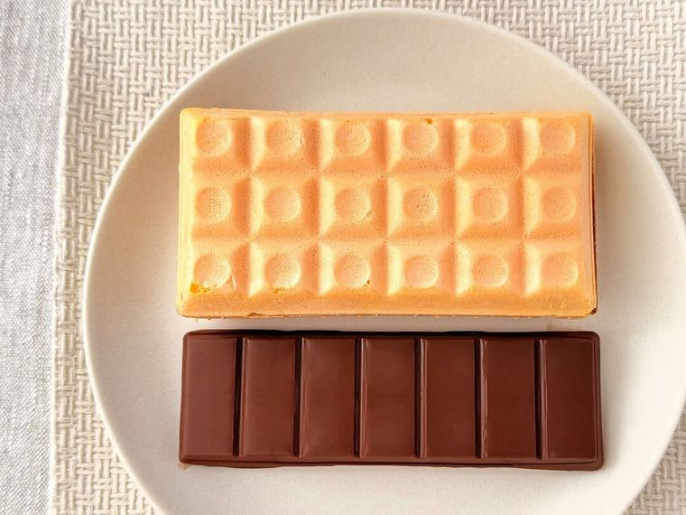 パッケージから取り出した「チョコモナカジャンボ」と「板チョコアイス」