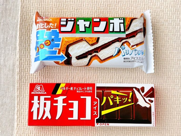 「チョコモナカジャンボ」と「板チョコアイス」のパッケージ