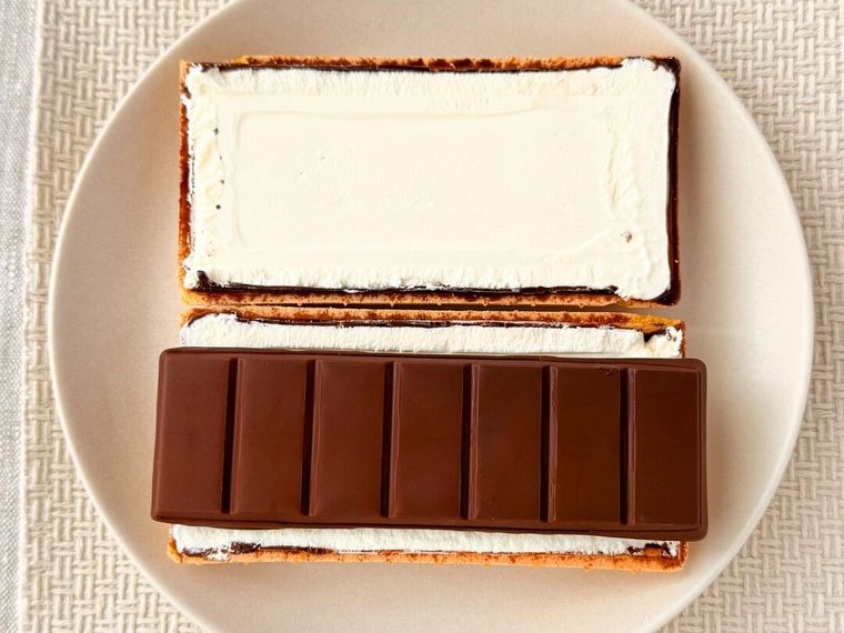 「チョコモナカジャンボ」に「板チョコアイス」を挟んでいる様子