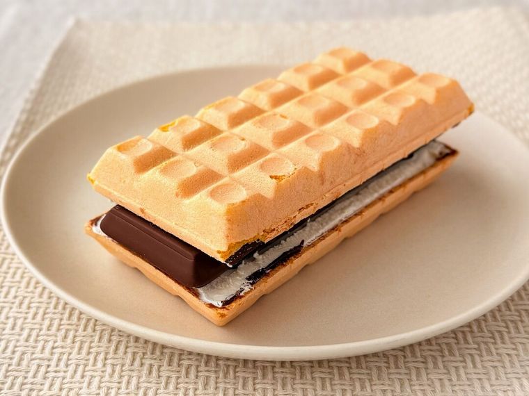 「チョコモナカジャンボ」と「板チョコアイス」をサンドした様子