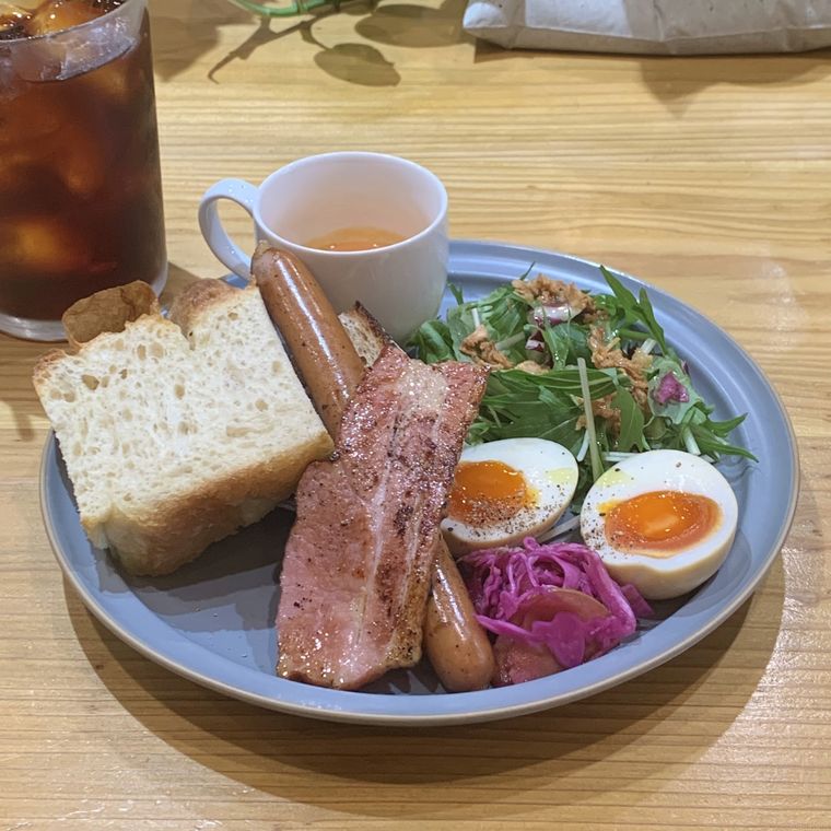 「シマトネリコ 路地裏コーヒーロースター」の彩り鮮やかな「グッドモーニングプレート」と「本日のコールドブリュー」