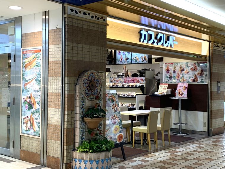 地下街の通りに面したオープンスタイルのカフェ クレバー あべちか店外観