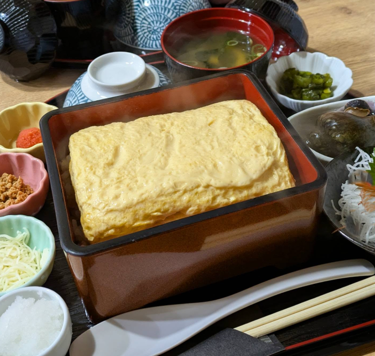 だし巻き玉子専門店 百花の大きなだし巻き玉子がのっただし巻き玉子重
