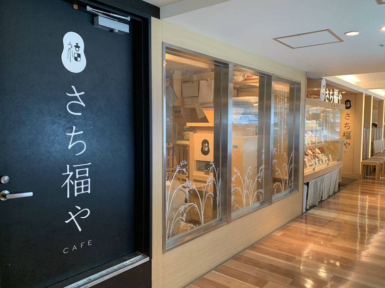木を基調としたガラス張りのさち福やCAFE 天王寺ミオプラザ館店外観