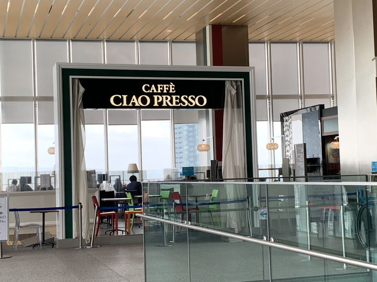 天井が高く開放的なカフェチャオプレッソ あべのハルカス店外観