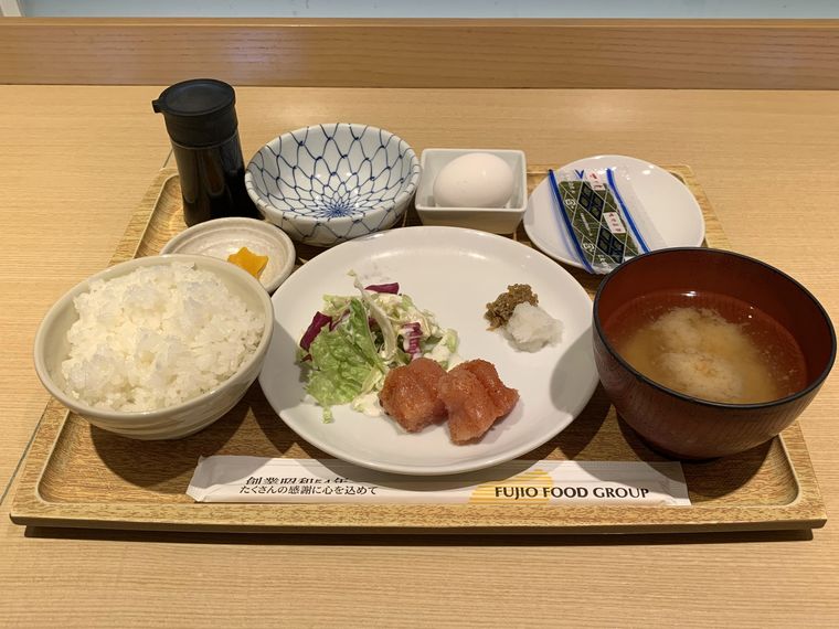 トレーにのせたさち福やCAFE 天王寺ミオプラザ館店の朝ごはん定食明太子定食